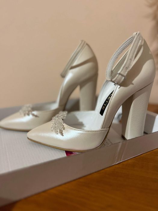 Pantofi de mireasa ,noi nouti nu au fost purtati!! Marimea 34,5