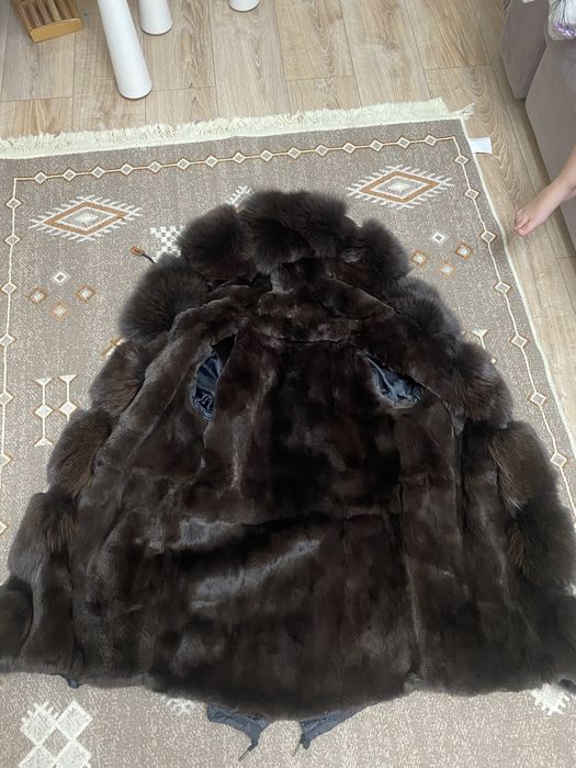Продам парку с натуральным мехом .