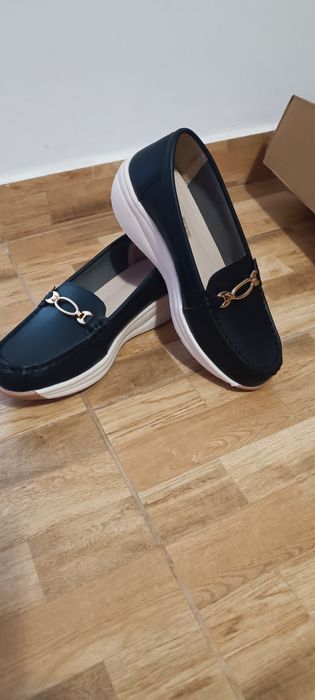 Vând pantofi tip mocasini