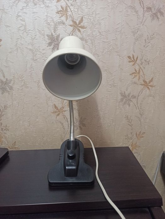 Продам лампу настольную б/у.