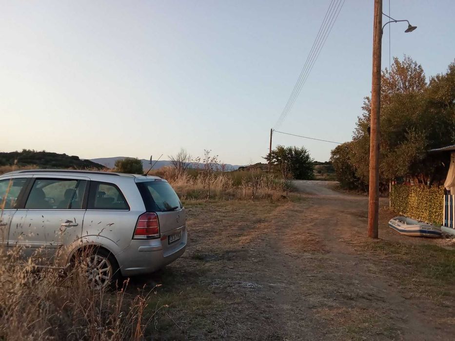 ПРОДАВАМ каравана с навес 36 кв. м, кухня,баня, двор до морето в Paralia Karianis -6700 евро.