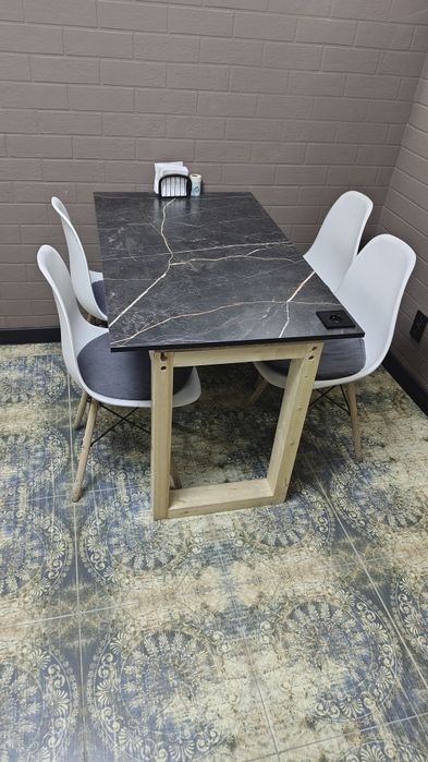 Стол для кафе в комплекте резетками