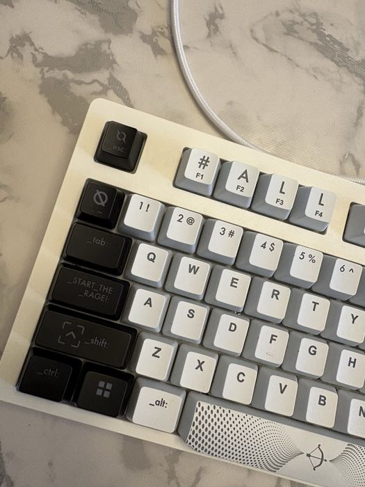 Tastatură mecanică AQRYS Aludra TKL, cablu USB-A, alb/negru