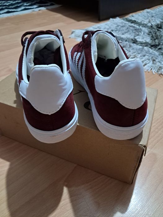 Adidași albi-visini piele întoarsă