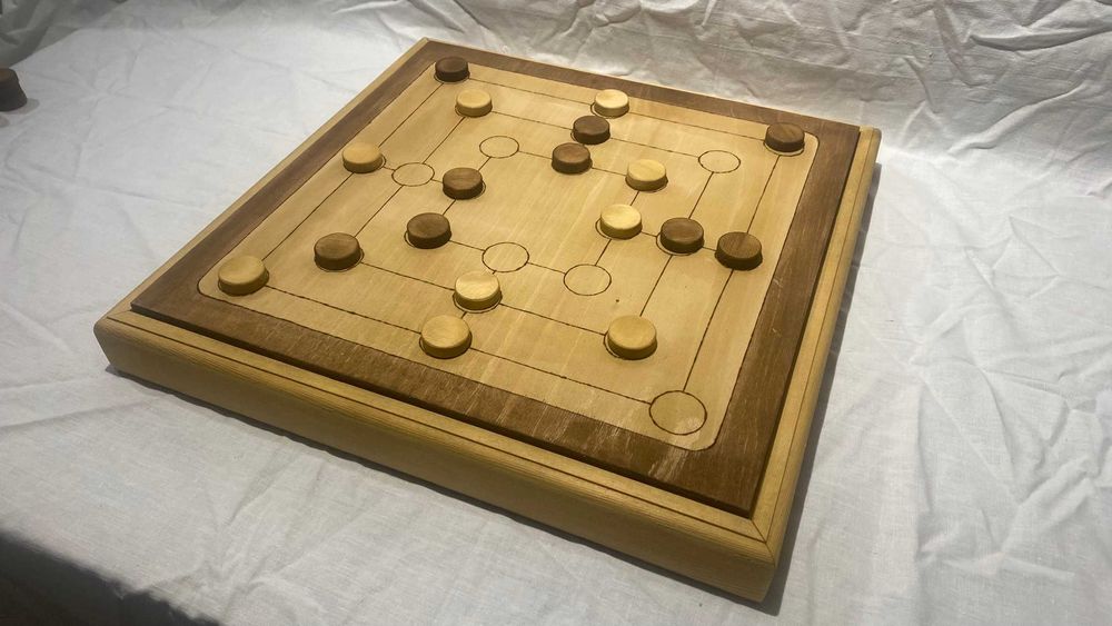 Продавам дървена игра 3 в 1, Не се сърди човече, дама и табла. Нова.