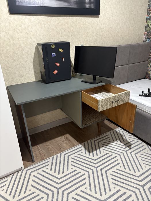 Продам письменный компьетрный стол ретро