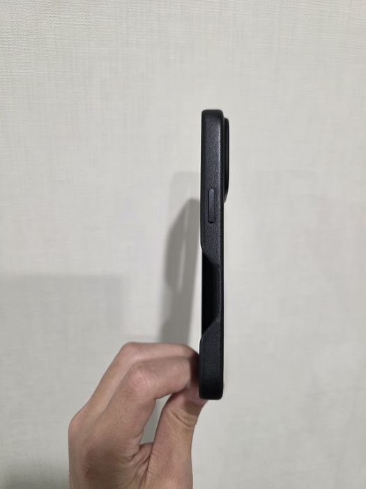 Оригинальный чехол MOFT и чехол типо Pitaka на iPhone 16 Pro