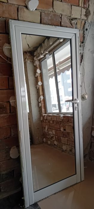 ПВЦ дограма и огледална алуминиева врата  с няколко камери и двоен стъклопакет