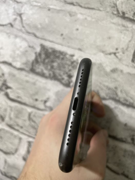 iPhone 11 64gb год ему, акб90%