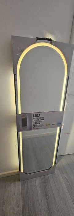 Oglinda cu lumina led (calda, rece, neutru)