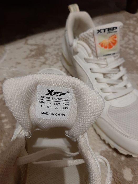 Женские кроссовки Xtep 38