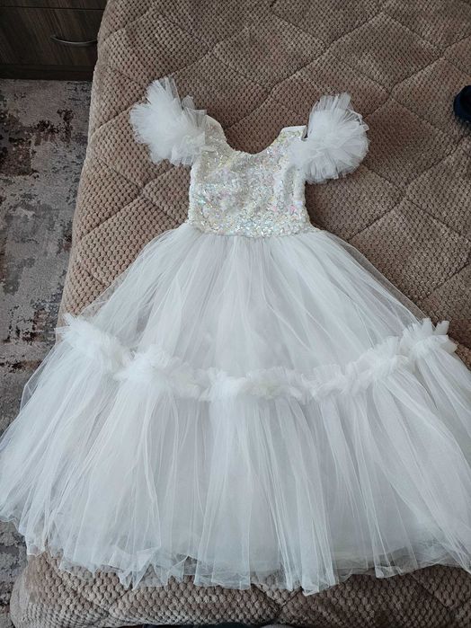 Детска шаферска рокля 128р-р и подарък към нея.