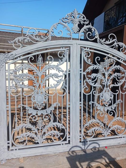 Porți din. Fier forjat