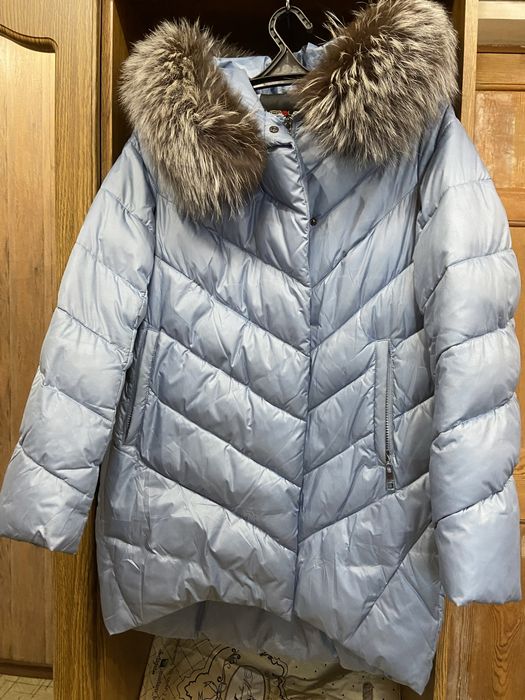 Продам пуховик. Капюшон натуральная чернобурка. Очень теплый.