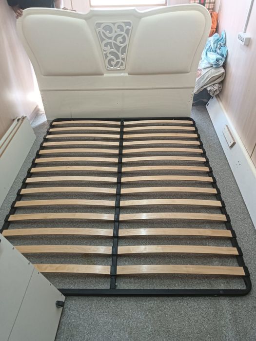 Кровать без матраса продаю