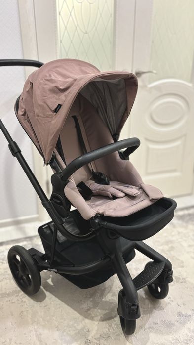 Коляска для девочки EASYWALKER HARVEY в отличном состоянии