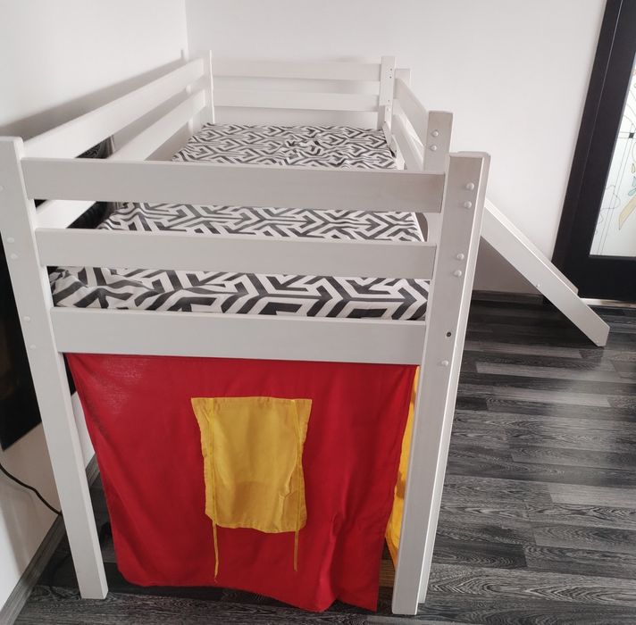 Pat etajat, cu spațiu de joacă și topogan!