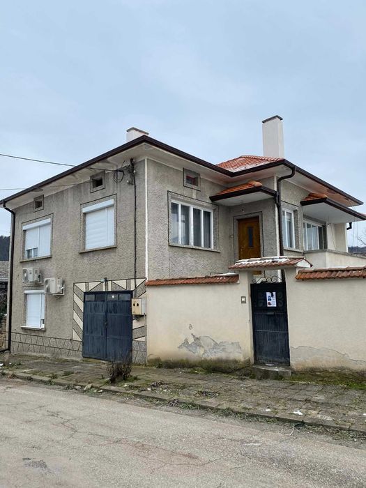 Монолитна къща с гараж с РЗП:240кв.м. с двор от 1462 кв.м.