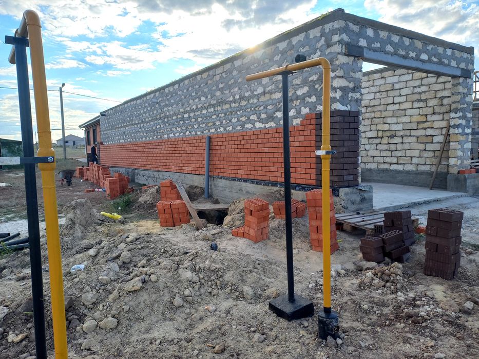 Каменщик клатка кирпича