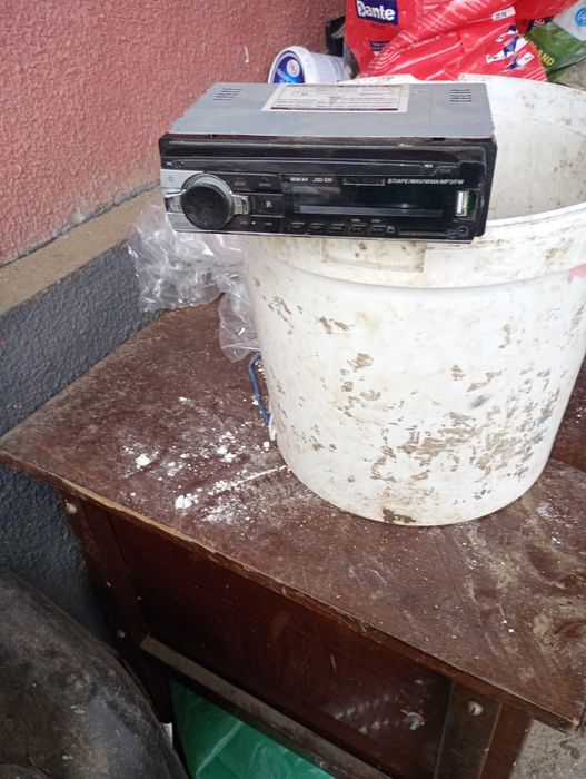 Vând radio auto model JSD-520, în stare bună de funcționare.