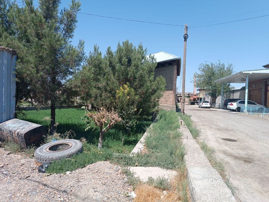 Uy sotiladi İpodrom bozori ketaverishda taxta bazani oldida