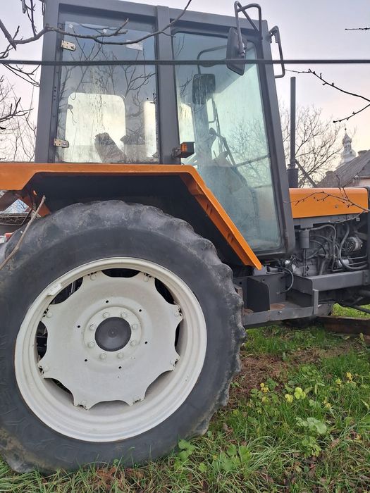 Vând tractor Renault