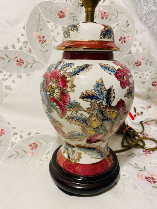 настолна порцеланова лампа