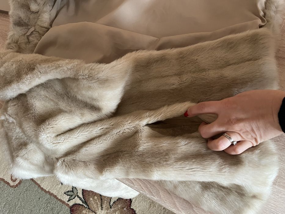 Пухкаво палто от еко косъм в бежов цвят