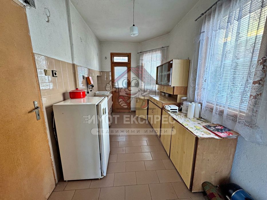 Етаж от къща, мансарден апартамент и гараж, Централна градска част