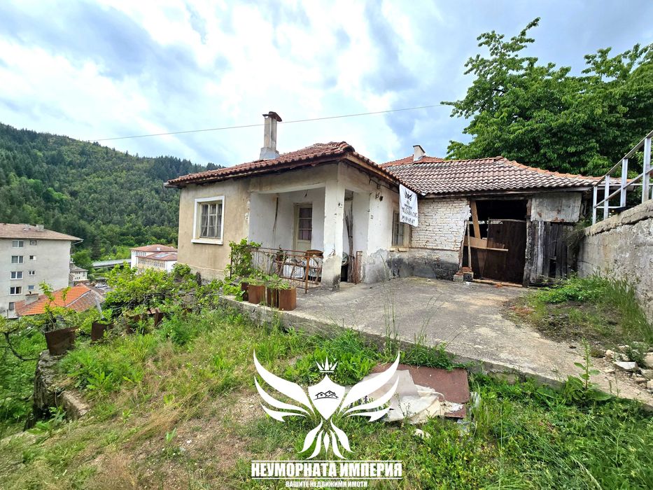 Двуетажна вила/къща 208РЗП с 900кв.м. двор село Баните обл.Смолян