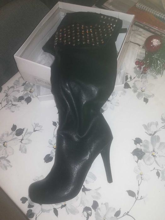 Обувки на ток; елегантни; боти, ботуши.