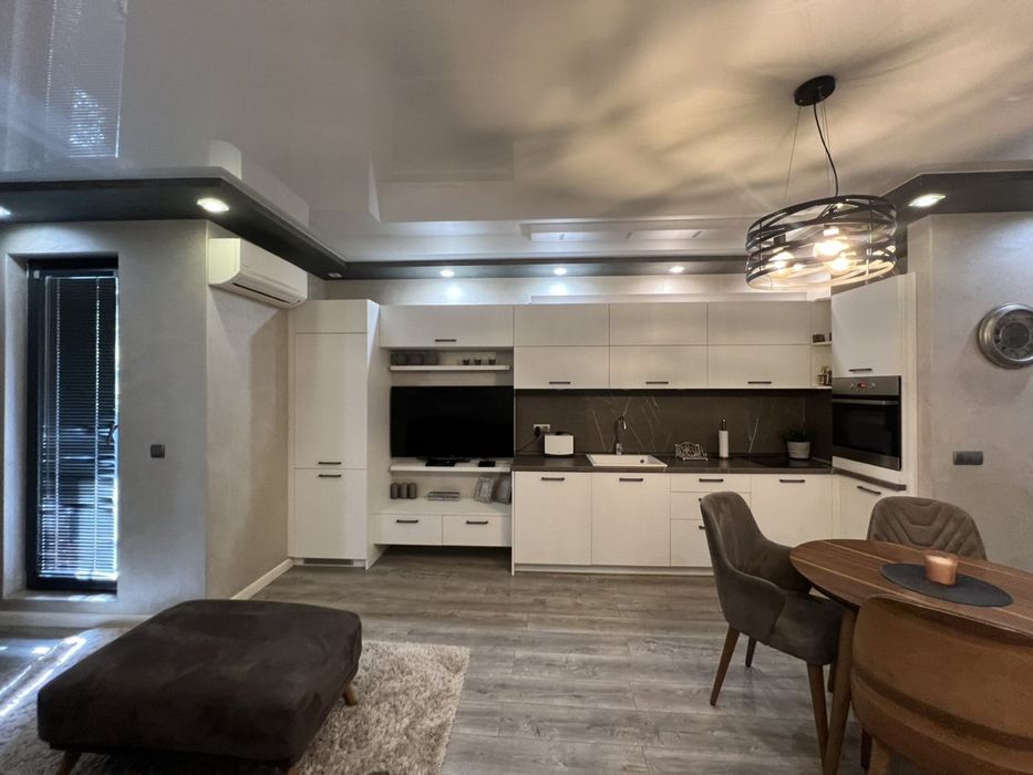 Дава се под наем Тристаен апартамент в Варна, Център - 74 кв.м за 1100 € - Снимка #1