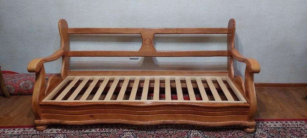 Срочно! Продаются 2 б/у дивана, натур. Дерево. Ковер в подарок
Хорошее