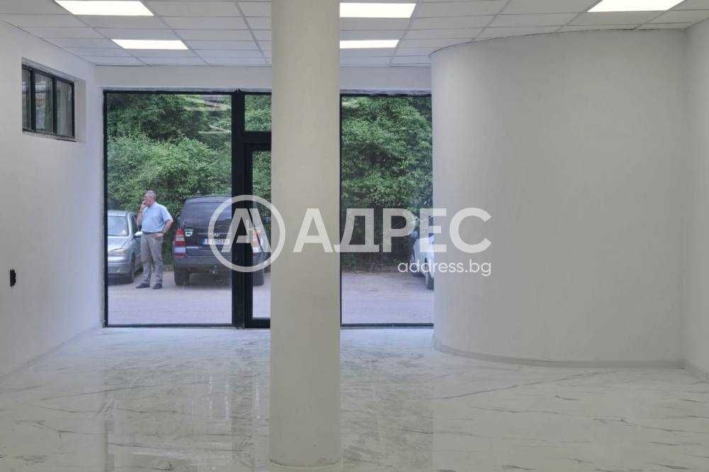 Tърговски обект с отлична локация и много добро разположение.