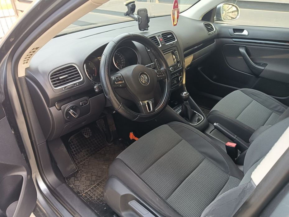 Vând golf 6 ..1.6 tdi 2012 Nr rosi încă valabile programată rar 21-09-26 efectuat și RAR