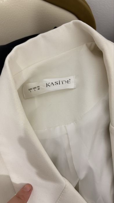 белый укороченный пиджак