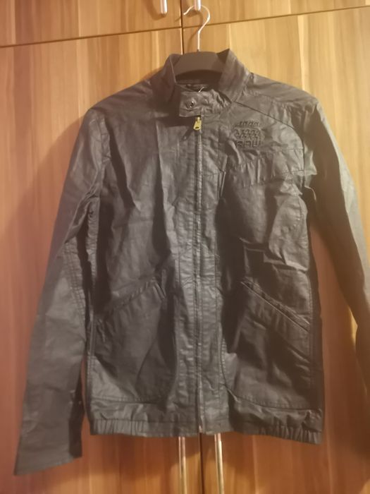 Vand geaca  neagra de damă