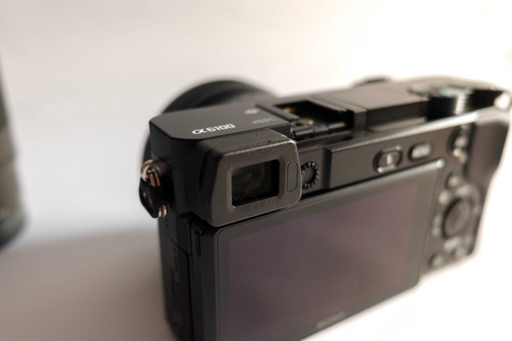 Aparat Foto Mirrorless Sony Alpha A6100 24.2MP Kit 16-50mm II F3.5-5.6 OSS II + 55-210mm F4.5-6.3 OSS