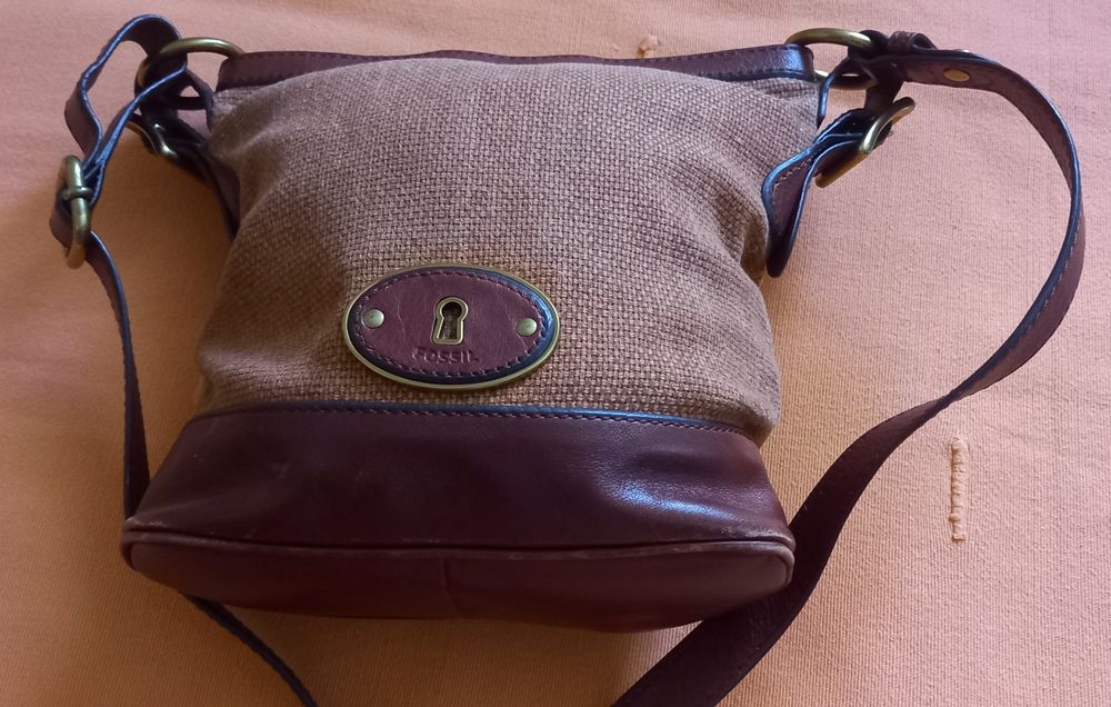 Дамска чанта FOSSIL в комбинация естествена кожа и лен