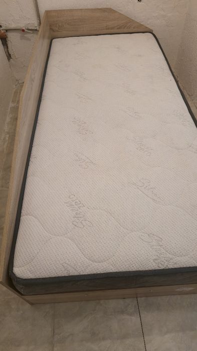 Продавам еднолицев матрак 90х200 см  и два броя нощни шкафчета .