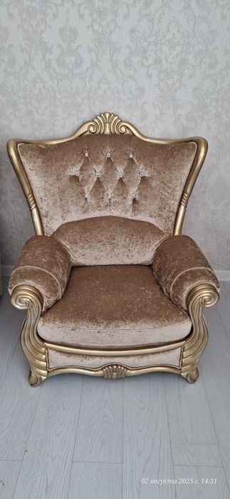 Диван с двумя креслами