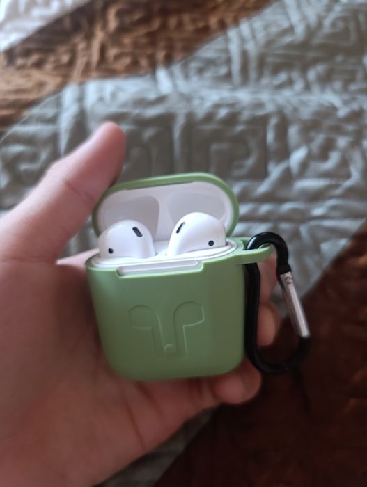 Airpords  с чехлом