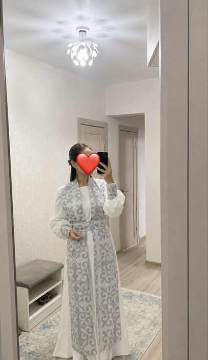 Продам платье с накидкой из узоров