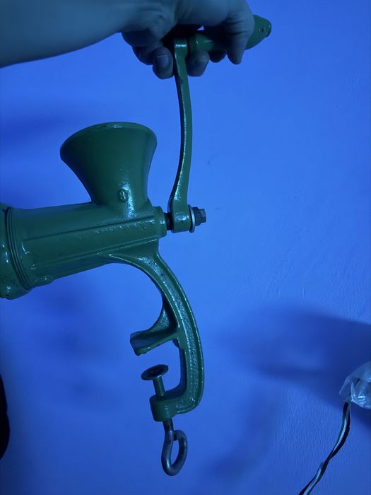 Pentru colectionari Ulcior vechi  masina de tocat manuala la 400 lei ambele  veche