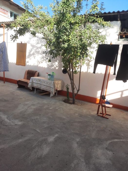 Дом с двором,рядом времянка