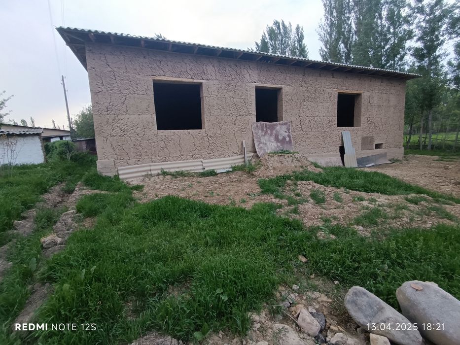Yer sotiladi uchastka uyi bilan sotix 5000$ dan