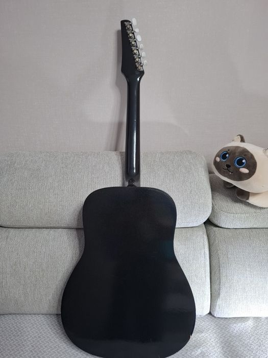 Гитара акустическая.