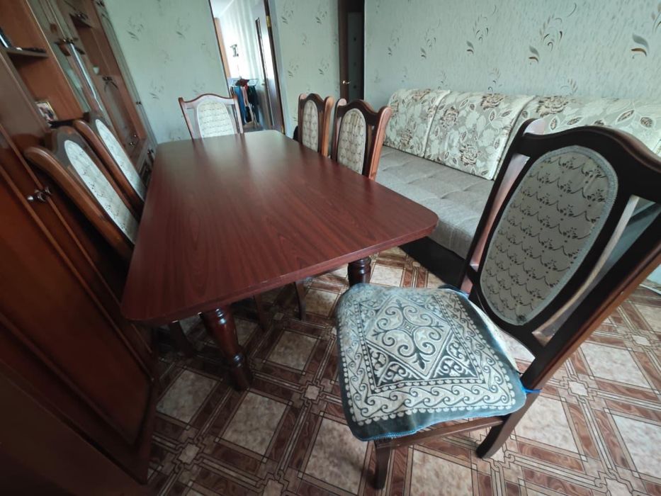 Продам стол со стульями в отличном состоянии