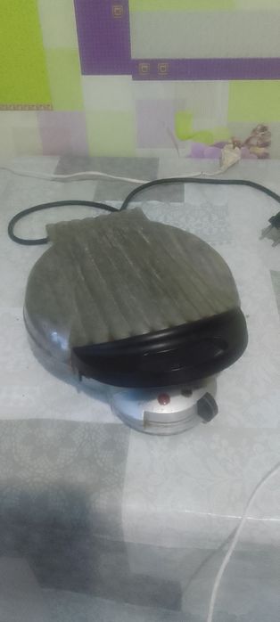 Продам электическую вафельницу