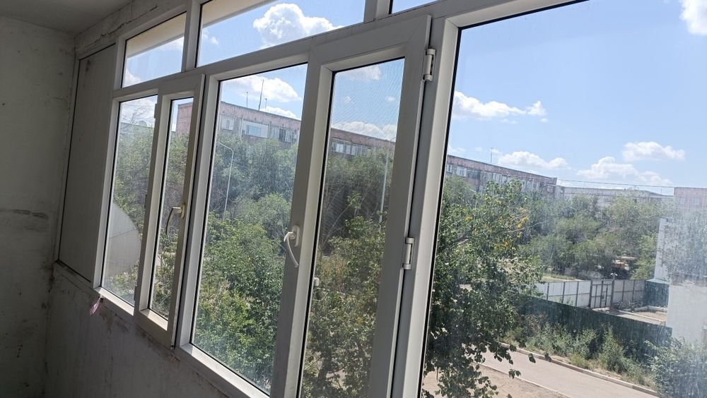 Продам пластиковпя окна на балкон